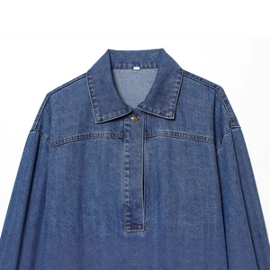 Chemise en jean décontractée pour femmes avec revers et demi-boutonnière sur fond blanc