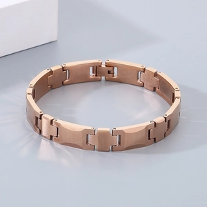 Détail d'un bracelet en acier tungstène or rose avec maillons géométriques et fermoir pliant