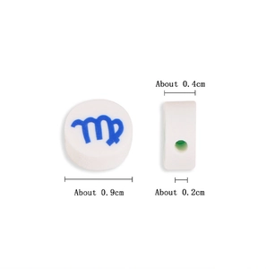 Makro-Detail von Virgo-Sternzeichenperle aus Polymer-Ton mit Maßen und blauem Symbol