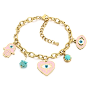 Goldenes Hamsa-Armband mit rosa Emaille-Herz und Türkis-Augen-Anhängern an dicker Kette