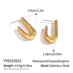 Macro shot of 18K gold plated stainless steel U-shape hook earrings with high polish