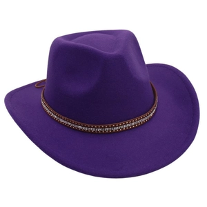 Dettaglio cappello in feltro viola scuro con cinturino in pelle marrone e borchie