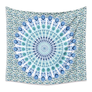 Détail de la tapisserie murale mandala avec motifs bohèmes bleus et design floral symétrique