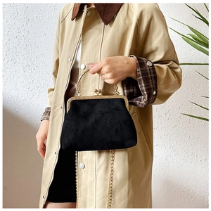 Pochette léopard tendance avec bandoulière chaîne dorée et poignée anneau sur mannequin