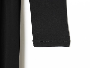 Vue détaillée du poignet noir à manches longues avec finition à double couture de qualité