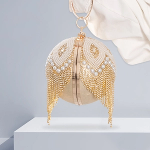 Borsa da sera sferica dorata di lusso con perle, strass ed eleganti nappe metalliche