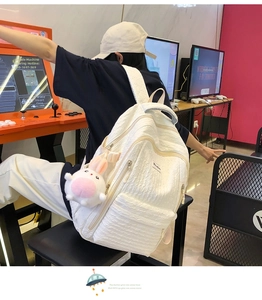 Sac à dos blanc texturé avec compartiments zippés et breloque lapin en peluche doux