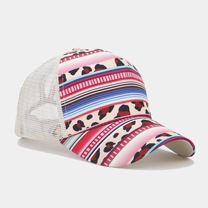 Dettaglio cappello da baseball estivo in mesh con strisce colorate e stampa leopardata