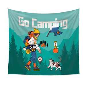 Vue détaillée d'une tapisserie murale de camping avec randonneur et inscription Go Camping