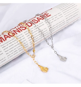 Détail des colliers avec pendentif main gestuelle cœur en or et argent sur chaîne O