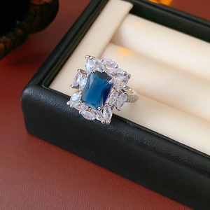 Détail macro d'une bague en zircon bleu avec des pierres marquises dans un écrin à bijoux