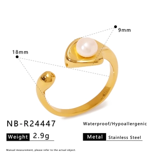 Detail view of gold stainless steel ring with 9mm pearl and 18mm inner diameter dimensions