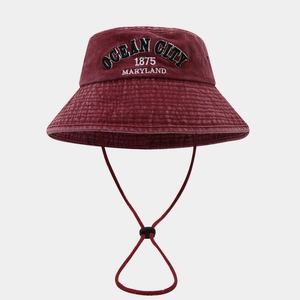 Cappello a secchiello bordeaux lavato con ricamo Ocean City e laccio regolabile