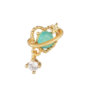 Detalle del pendiente de corazón oro 18k con planeta turquesa y colgante de circón blanco