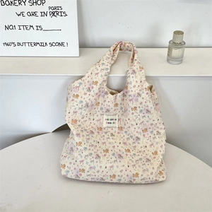 Dettaglio della borsa trapuntata crema con motivi colorati di orsi e stelle