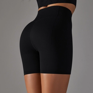 Dettaglio degli shorts da yoga neri senza cuciture a vita alta con trama a nido d'ape