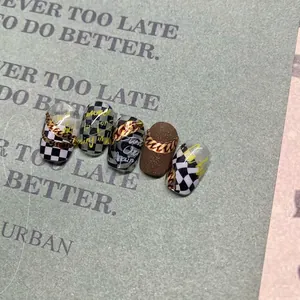 Autocollants à ongles chaîne en métal avec damier noir blanc et design marron mat