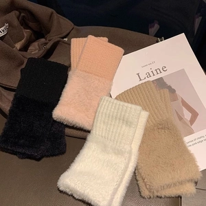 Mitaines en tricot pelucheux noir, rose, blanc et kaki pour la chaleur hivernale