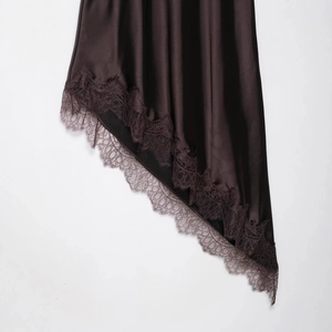 Robe en satin marron foncé avec dentelle délicate et détail d'ourlet irrégulier