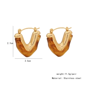 Detailed view of amber resin and gold V-shaped earrings with size and weight specs