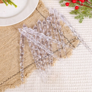 Transparente gedrehte Eiszapfen-Ornamente für Weihnachtsbaum auf Leinenhintergrund