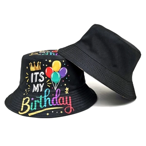 Cappello a secchiello nero in cotone con scritta 'ITS MY Birthday' e corona dorata