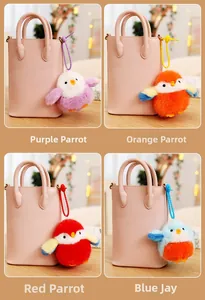 Détail de porte-clés oiseaux en peluche douce en quatre couleurs sur des sacs à main