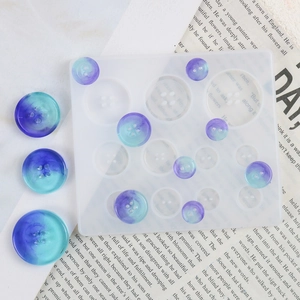 Vue macro du moule en silicone pour boutons en résine de tailles variées pour bijoux DIY