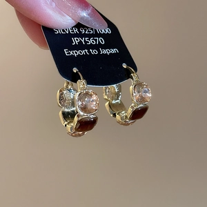 Detail of tiger eye heart tassel earrings with 925 silver needles and golden crystal inlay