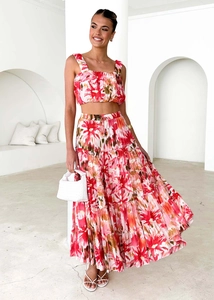 Détail de l'ensemble deux pièces floral avec crop top et jupe longue à volants taille haute