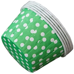 Dettaglio di pirottini per muffin impilati verde smeraldo con pois bianchi classici