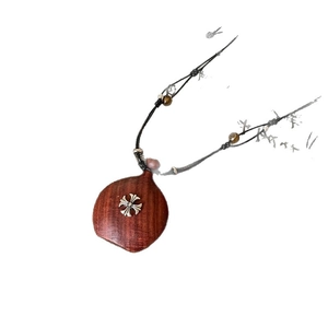 Collier avec pendentif en bois vintage avec motif de croix argentée et cordon noir