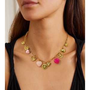 Modella indossa collana in acciaio placcato oro 18k con ciondoli a cuore rosa