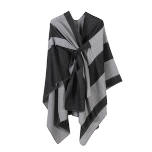 Damen-Strickschal-Poncho mit schwarz-grauen Streifen auf schlichtem weißem Hintergrund