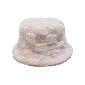Gros plan détaillé du bob en peluche rose à damier avec texture en fausse fourrure