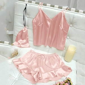 Ensemble pyjama rose en satin avec caraco, short à volants et pochette de rangement assortie
