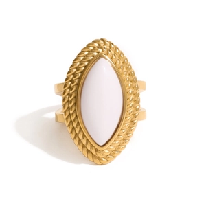 Bague ouverte vintage en acier plaqué or 18k avec agate blanche de forme marquise