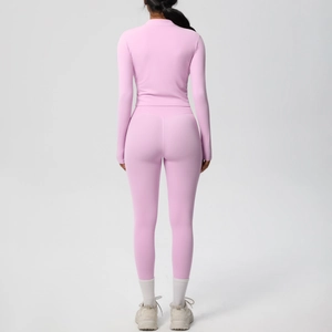 Vue arrière de l'ensemble de yoga rose montrant la coupe ajustée du haut et du legging