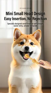 Macro-opname van een siliconen hondentandenborstel bij het reinigen van een Shiba Inu