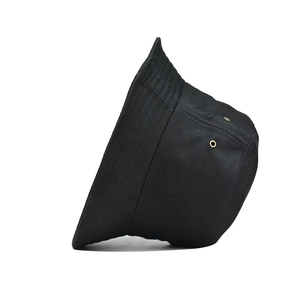 Dettaglio del cappello a secchiello nero in cotone con occhielli in metallo e cuciture rinforzate