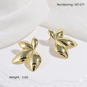 Boucles d'oreilles feuilles dorées 18K avec design à trois couches et fini poli