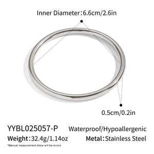 Detailed size chart showing 6.6cm inner diameter of the silver stainless steel bangle