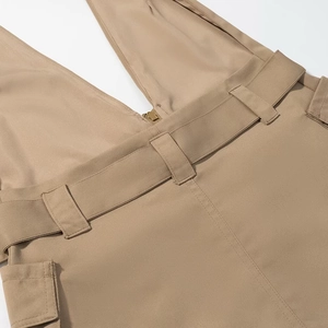 Dettaglio del tessuto twill kaki con cerniera in metallo e tasca cargo funzionale