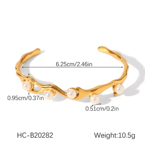 Vista dettagliata del bracciale rigido ondulato placcato oro 18k con misure e perle