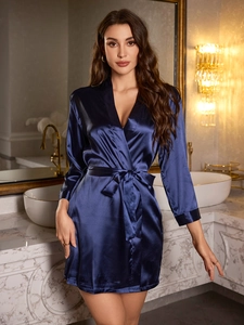 Détail du peignoir en satin bleu marine montrant la texture luxueuse et la ceinture nouée