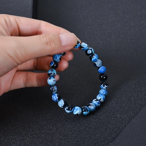 Handgemaakte kralenarmband met blauwe natuurlijke agaatstenen en marmeren texturen