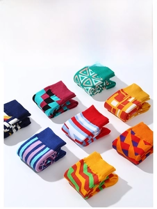 Detailansicht bunter Crew-Socken mit geometrischen Mustern und gerippten Bündchendetails