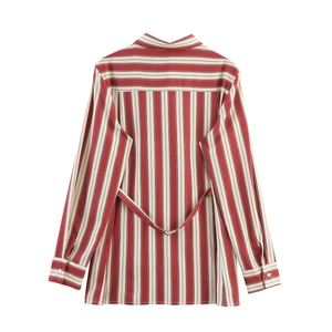 Chemise rayée rouge et blanche pour femme avec manches longues et ceinture à nouer au dos