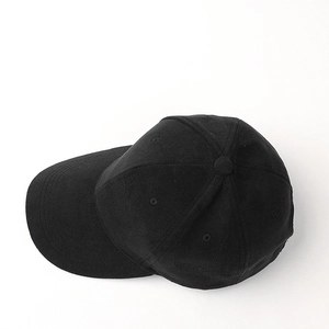 Vista dall'alto dettagliata di un cappello da baseball nero in pile con design a sei pannelli