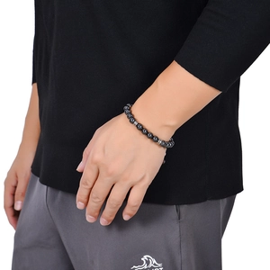 Bracelet pour homme en pierres naturelles de 8mm avec séparateurs en métal sur le poignet